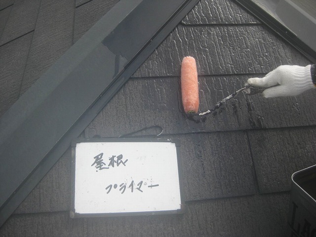 長久手市で下準備後のカラーベスト屋根へプライマーを塗布し、クールタイトで屋根塗装を実施